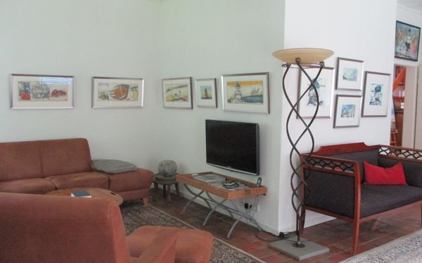 Wohnzimmer in der kleinen Galerie am Moor mit Bildern von Ole West