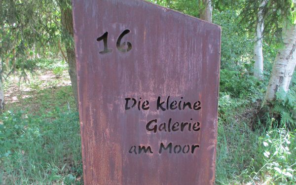 Einfahrt zur kleinen Galerie am Moor in Klenkendorf