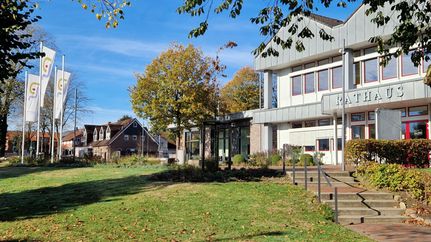 Außenansicht Rathaus Gnarrenburg im Herbst
