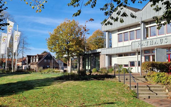 Außenansicht Rathaus Gnarrenburg im Herbst