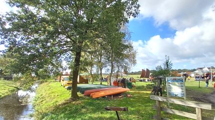 Unsere Kanus und Kajaks liegen am Torfschiffhafen Gnarrenburg