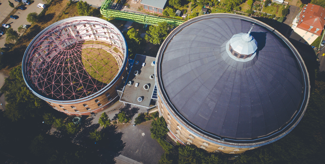 Blick von oben auf das Panometer Leipzig und die Arena am Panometer, Museum, Sehenswürdigkeit