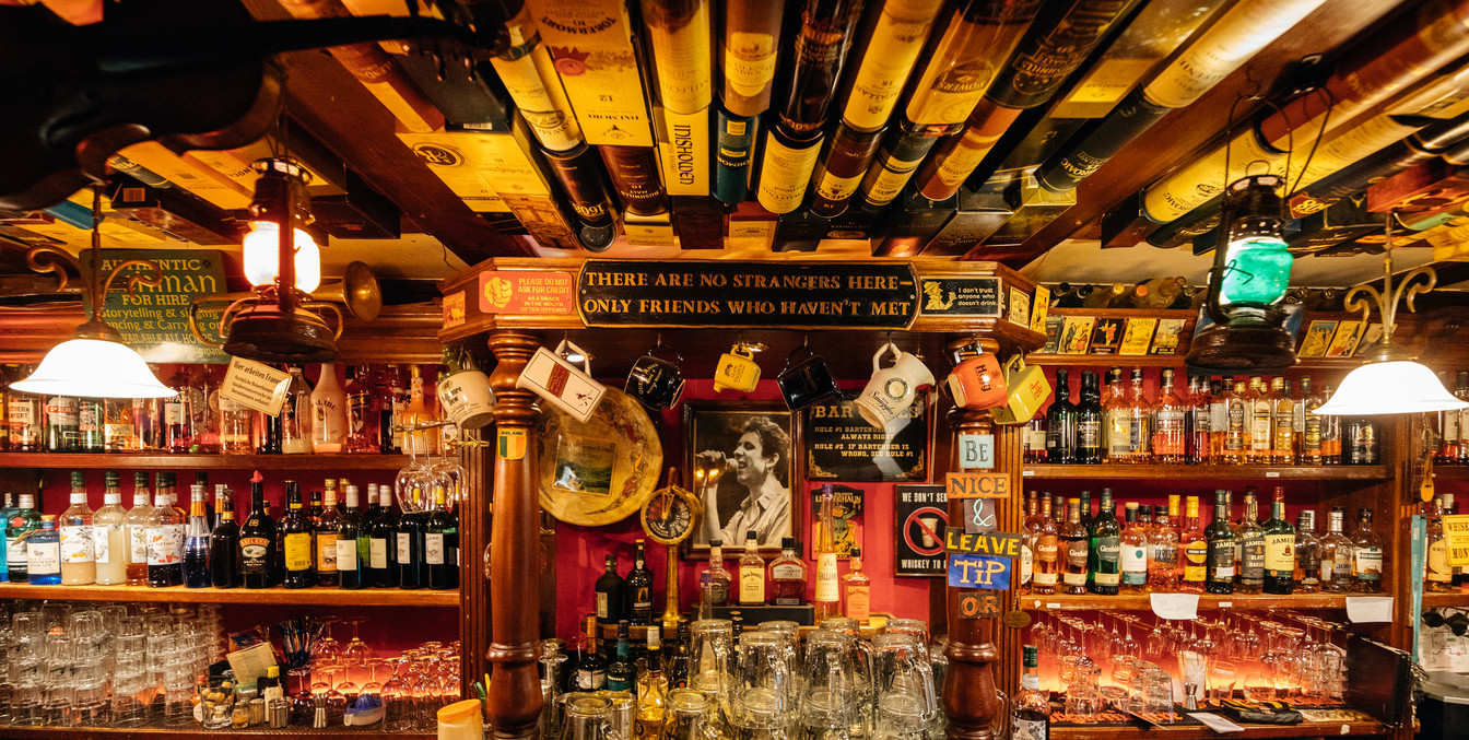 Blick auf die Bar von Noels Ballroom Leipzig, ein Irish Pub in einer Szenemeile in Leipzig, Kneipe, Bar, Kulinarik