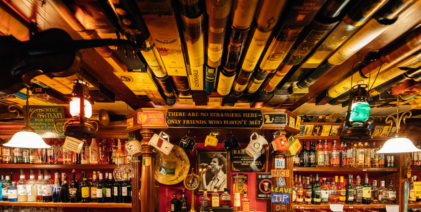 Blick auf die Bar von Noels Ballroom Leipzig, ein Irish Pub in einer Szenemeile in Leipzig, Kneipe, Bar, Kulinarik