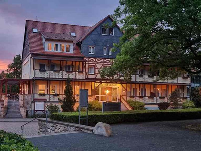 Kurhotel Bad Suderode - Außenansicht im Sonnenuntergang