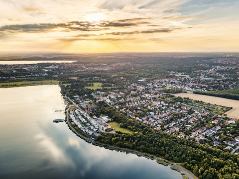 Blick aus der Luft auf das Ufer des Markkleeberger Sees, Leipziger Neuseenland, Wasser
