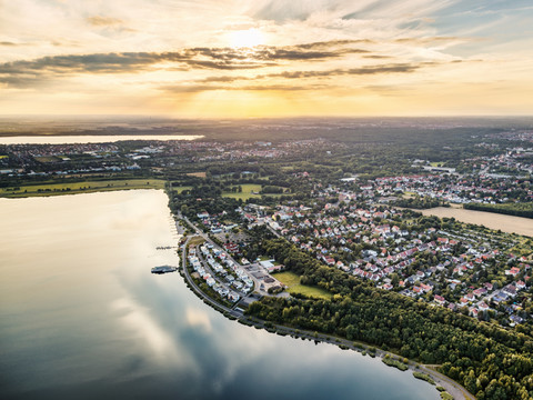 Blick aus der Luft auf das Ufer des Markkleeberger Sees, Leipziger Neuseenland, Wasser