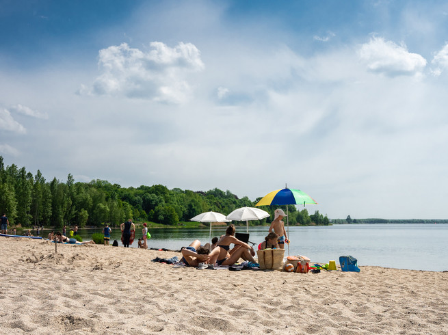 Familie macht einen Strandtag am Cospudener See mit Blick aufs Wasser, der See gehört zum Leipziger Neuseenland, Freizeit, Familienausflug 