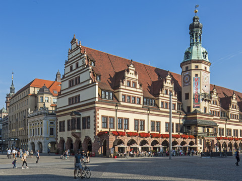 Blick auf das Alte Rathaus auf dem Leipziger Marktplatz an einem Sommertag, Sehenswürdigkeit, Freizeit, Architektur