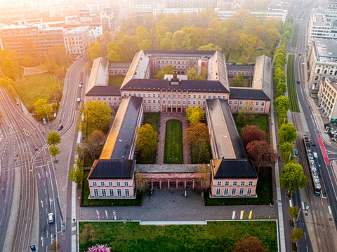 Blick von oben auf das Gelände des Grassi Museum im Frühling, Kultur, Geschichte, Architektur