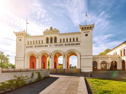 Blick auf den Bayerischen Bahnhof und die Gosebrauerei an einem sonnigen Tag, Restaurant, Architektur, Gastronomie, Kulinarik