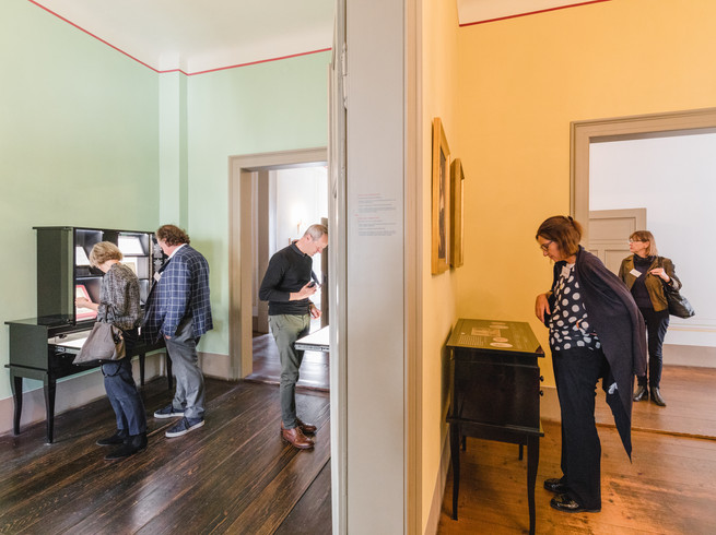 Blick auf zwei Räume der neuen Ausstellung im Mendelssohn-Haus mit Besuchern, Museen, Musikstadt