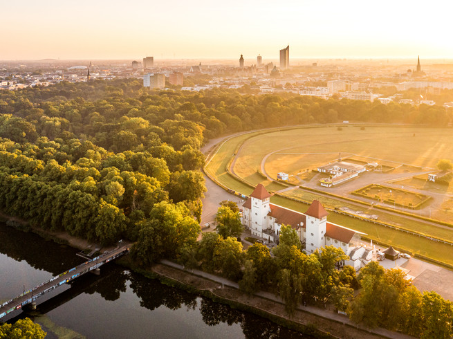Blick von oben auf die Galopprennbahn Scheibenholz, den Clara-Zetkin-Park und die Skyline von Leipzig, Panorama, Sehenswürdigkeit