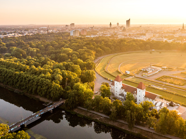 Blick von oben auf die Galopprennbahn Scheibenholz, den Clara-Zetkin-Park und die Skyline von Leipzig, Panorama, Sehenswürdigkeit