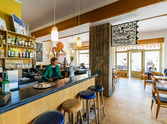 Blick auf den Innenbereich des Café Cantona, Gastronomie, Kulinarik