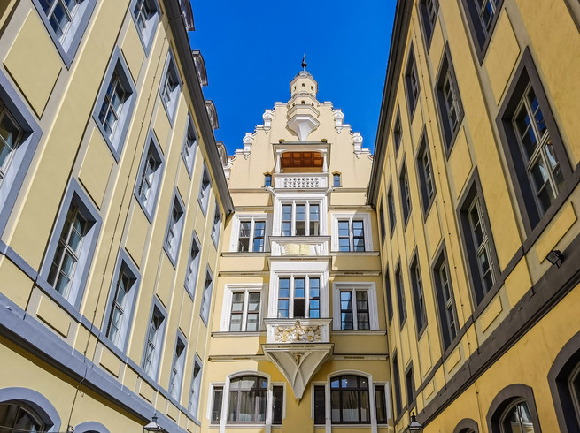 Blick auf den Innenhof von Barthels Hof, der ein Handelshof früher war und zum Leipziger Passagen gehört, Gastronomie, Architektur, Kulinarik