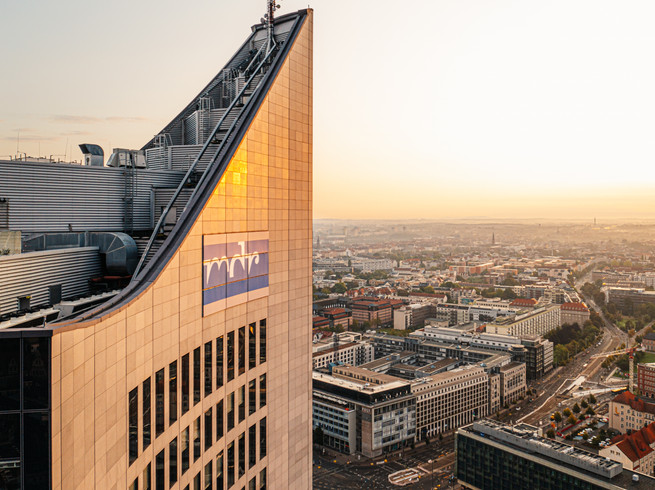 Blick auf die obersten Etage und die Aussichtsplattform des City-Hochhaus und Panoramablick auf Leipzig, Architektur, Sehenswürdigkeit
