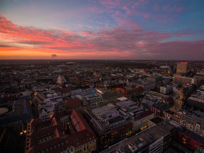 Blick von der Aussichtsplattform des City-Hochhauses bei Sonnenuntergang auf die Leipziger Innenstadt mit Marktplatz, Thomaskirche und Rosental, Aussichtspunkt, Sehenswürdigkeit