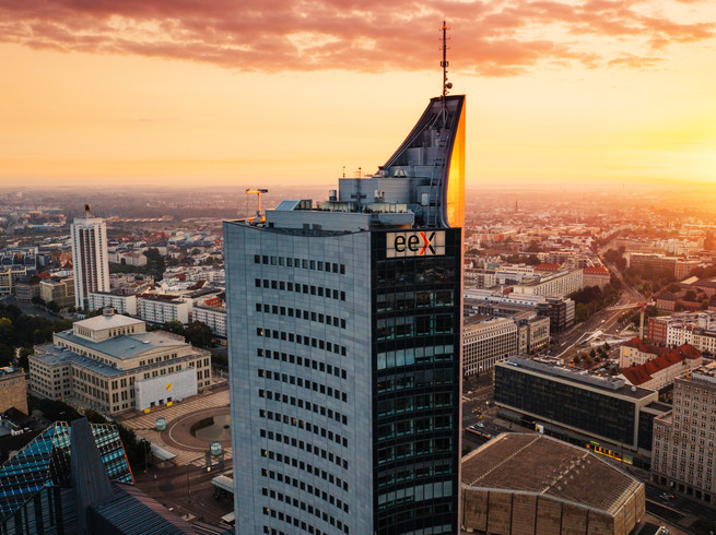 Drohnenaufnahme vom City-Hochhaus und dessen Aussichtsplattform mit Blick auf die Skyline von Leipzig, Sehenswürdigkeit, Kultur, Aussichtspunkt