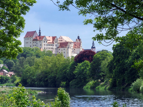 Blick von der anderen Seite des Ufers auf das Schloss Colditz, welches über der Mulde in der Leipzig Region thront 