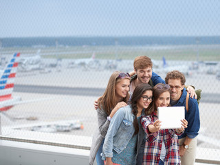 Junge Leute auf der Besucherterrasse Fraport