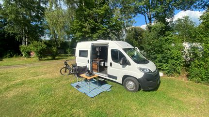 Campervan auf dem Campingplatz Stürberg