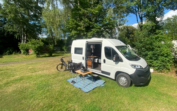 Campervan auf dem Campingplatz Stürberg