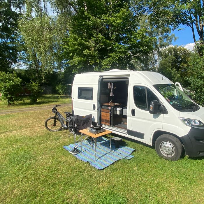 Campervan auf dem Campingplatz Stürberg