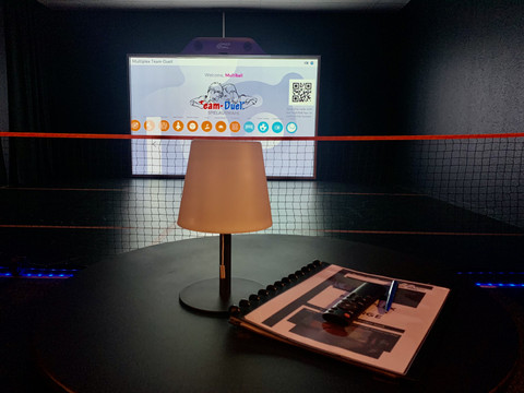 Auf einer großen Leinwand mit Touch-Funktion kann man in der MultiPlex-Lounge beim Team-Duell Leipzig interaktive Videospiele spielen, Freizeitaktivitäten in Leipzig