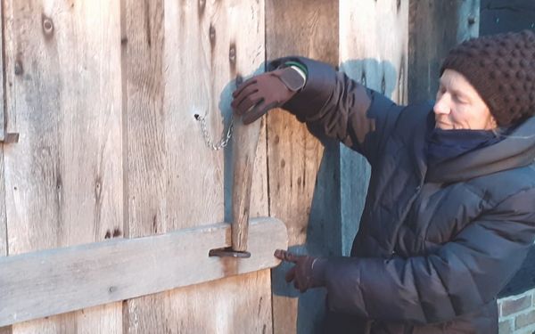 Gästeführerin Regina Mathiszig am Schafstall