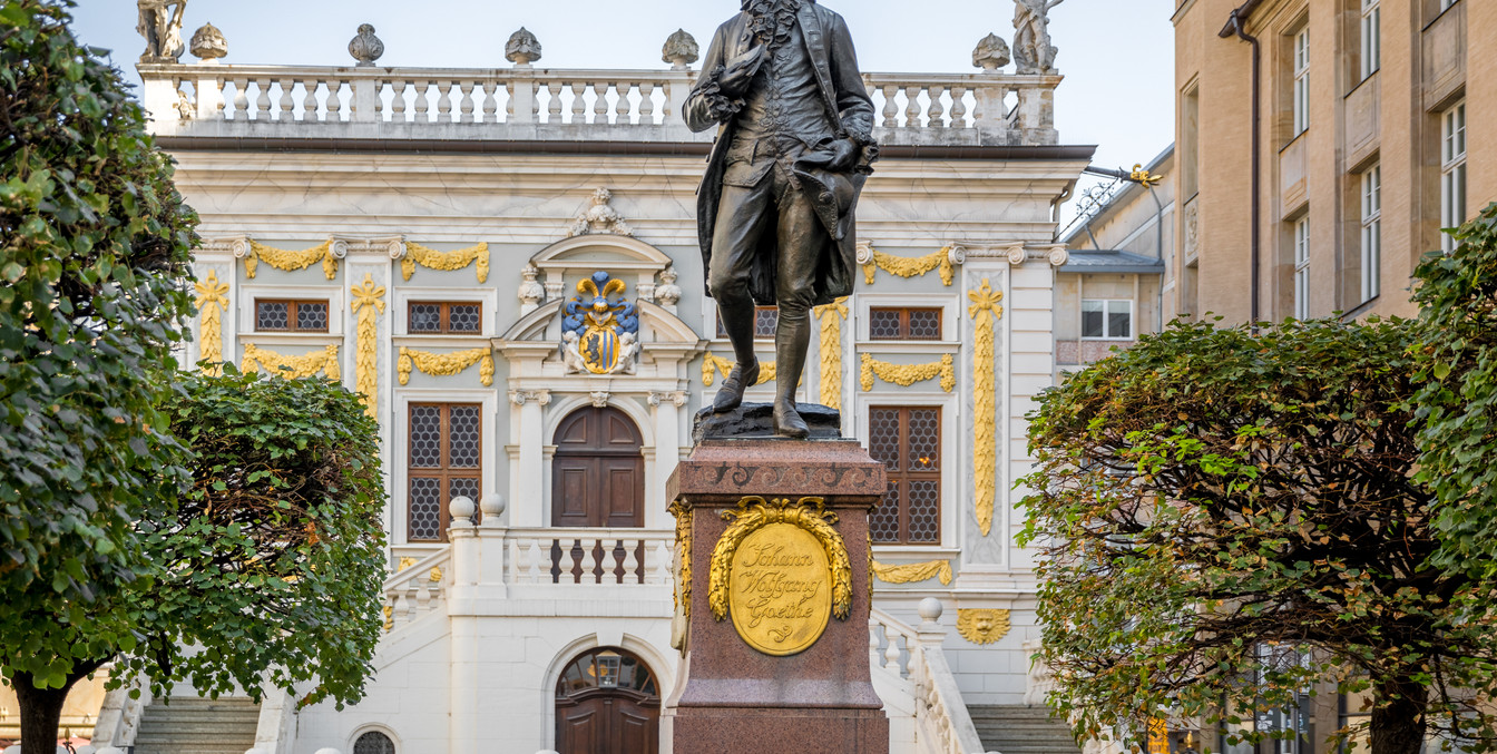 Goethe-Denkmal vor der Alten Börse Leipzig im Sommer 