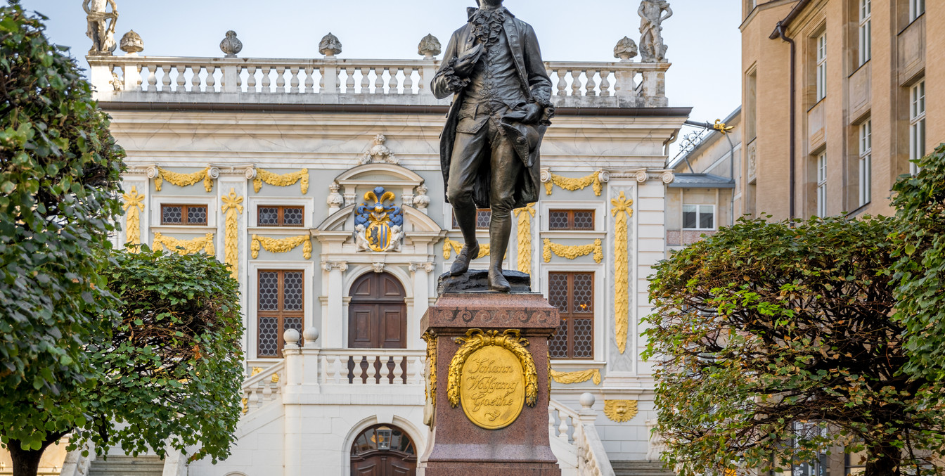Goethe-Denkmal vor der Alten Börse Leipzig im Sommer 