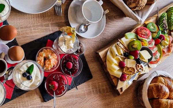 Reichhaltiger Frühstückstisch im Bistro mytime