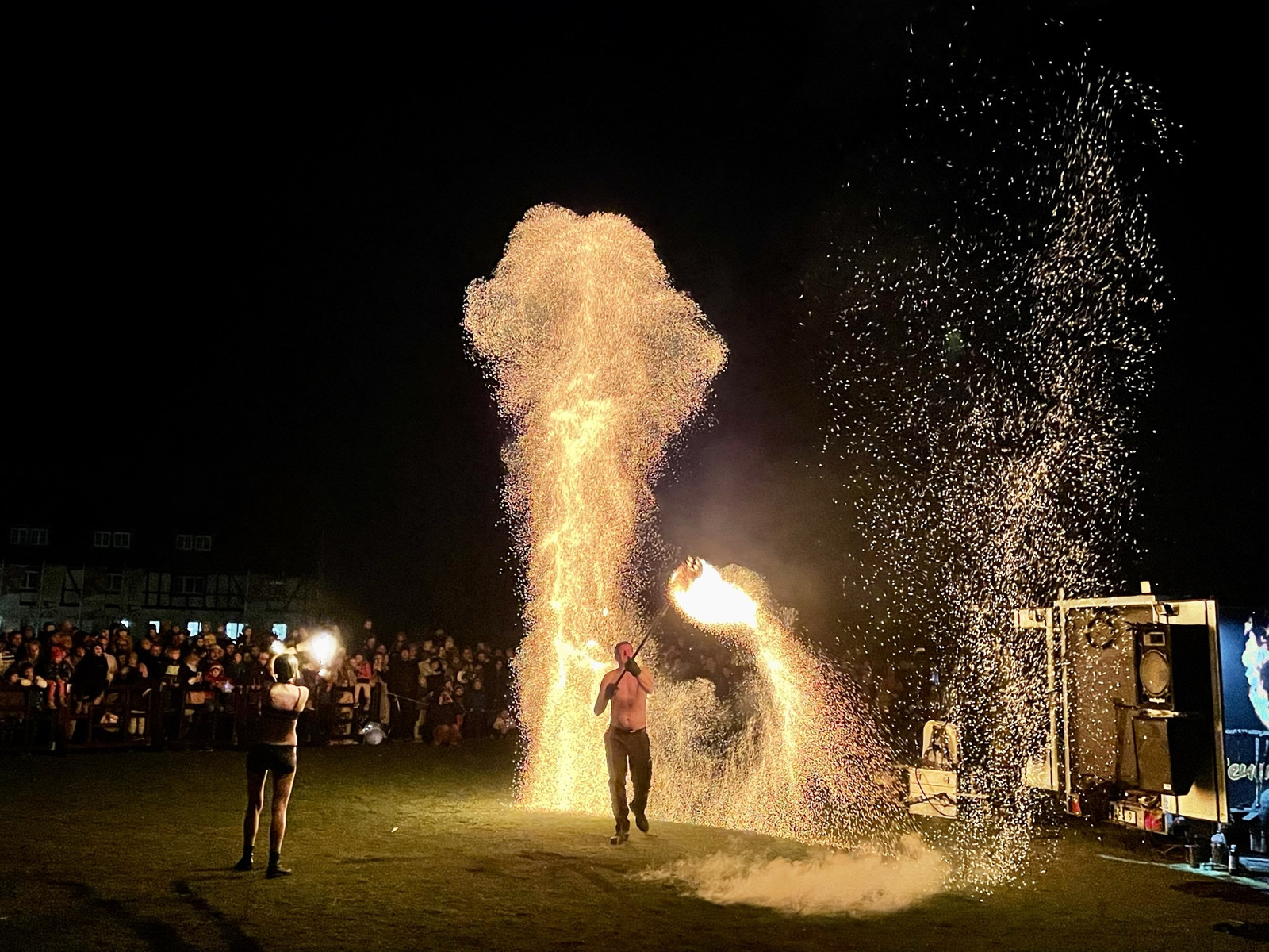 Feuershow mit Funkenregen vor Publikum beim Laternenumzug im Bürgerpark Wernigerode.