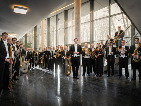 Sächsische Bläserphilharmonie mit Instrumenten im Foyer