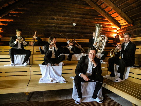 Sächsische Bläserphilharmonie mit Instrumenten in der Sauna