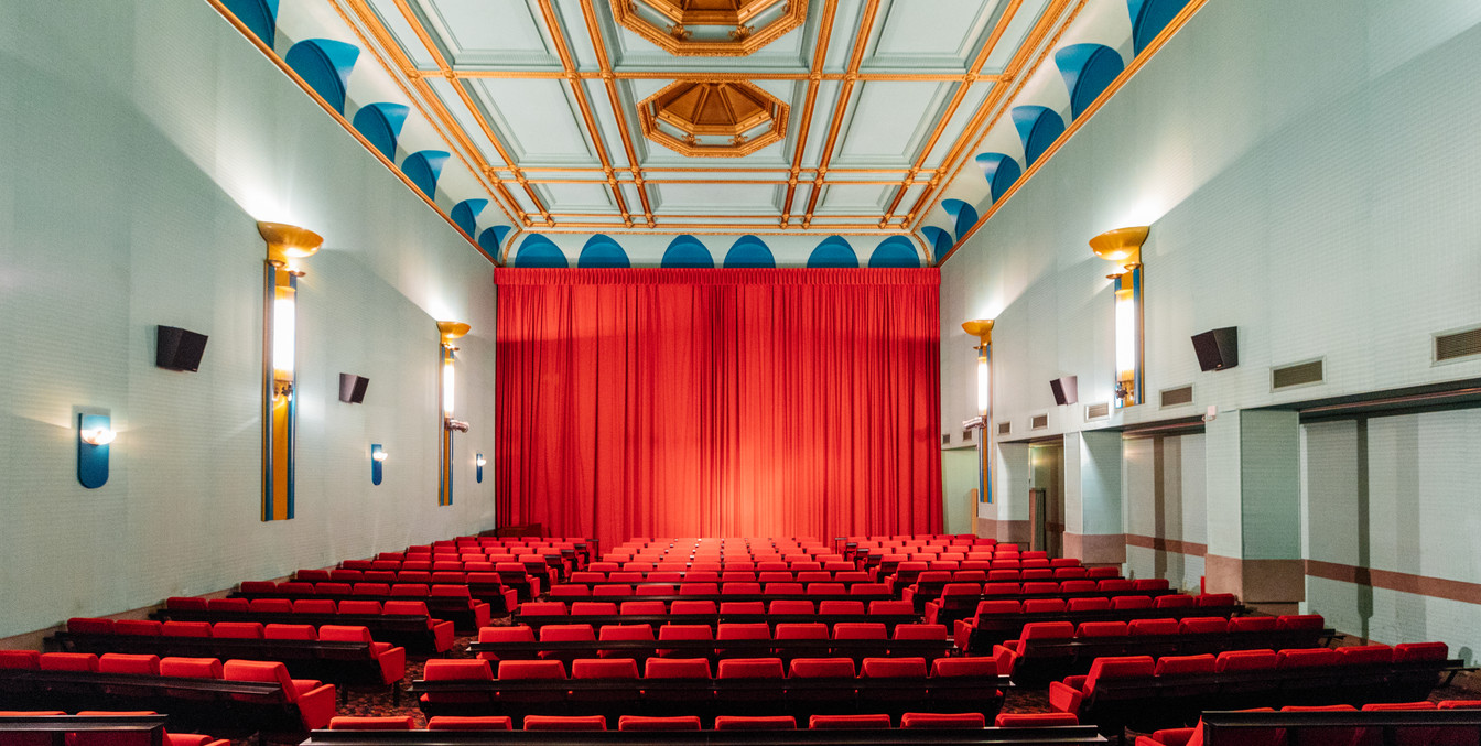 Kinosaal mit rotem Vorhang und Bühne im Regina-Palast in Leipzig Reudnitz