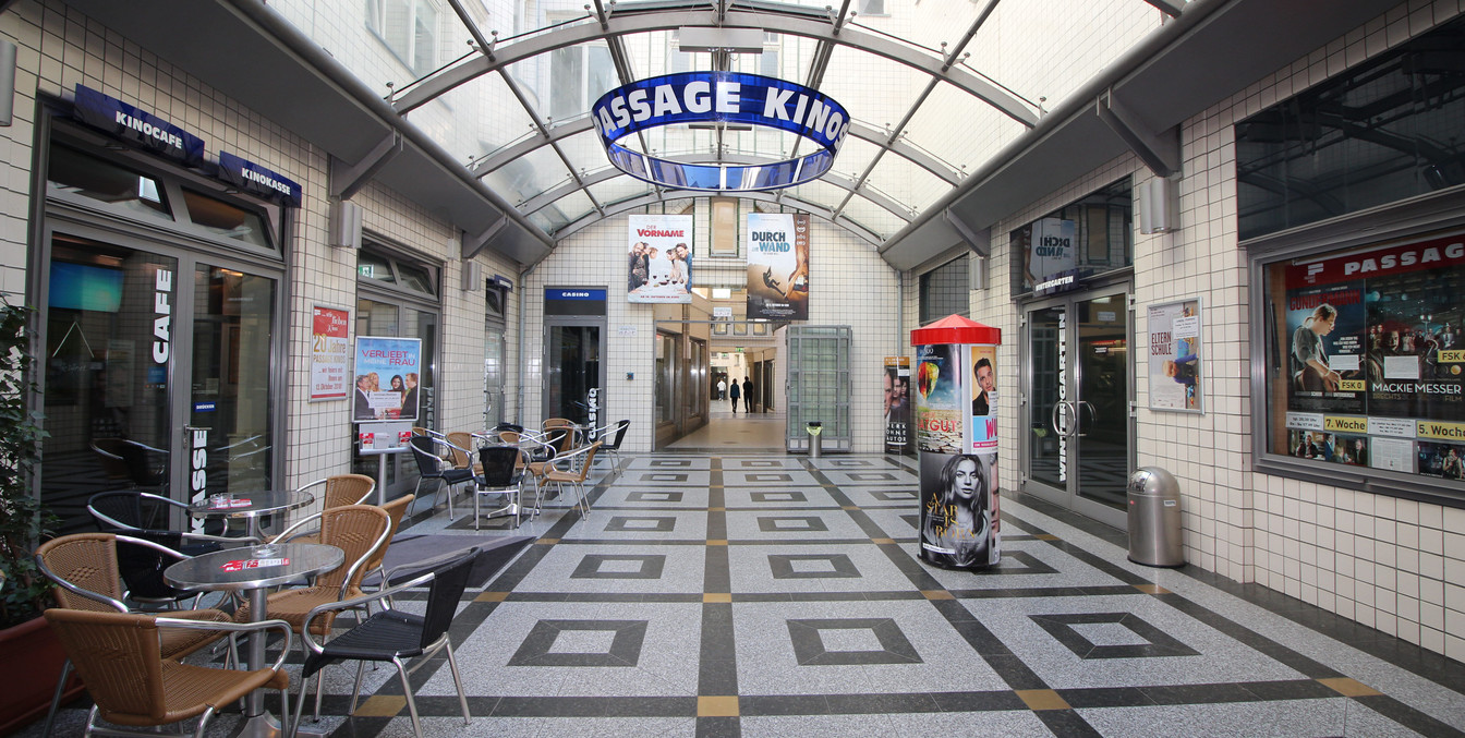 Eingang des Passage-Kinos in der Jägerhof-Passage in Leipzig, Kino-Café 