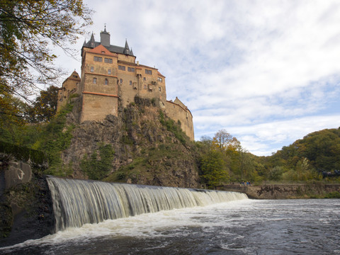 Burg Kriebstein an der Zschopau im Herbst inmitten von Natur