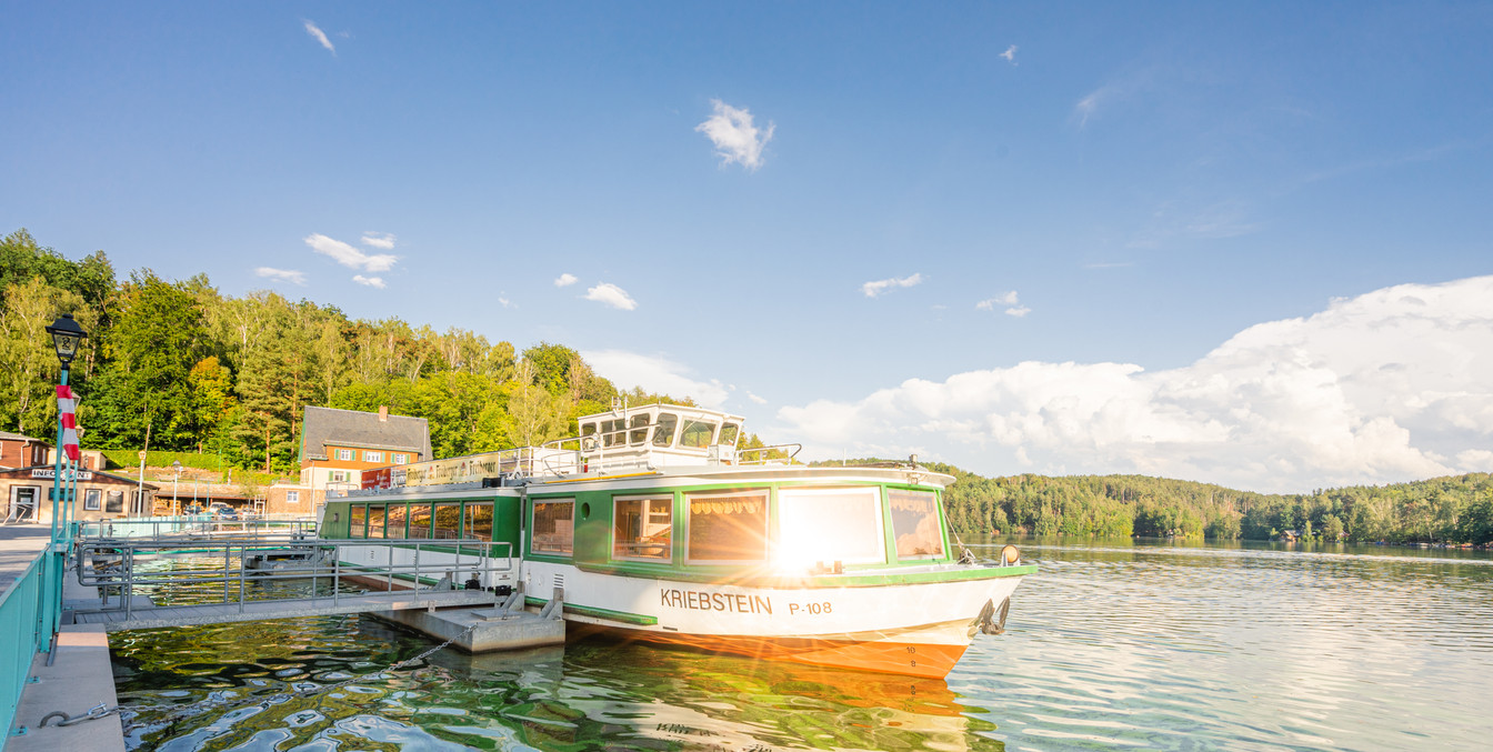 Boot mit dem Namen Kriebstein am Anleger am Stausee Zschopau, Bäume, blauer Himmel