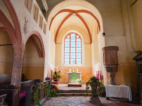 Lichtdurchfluteter Altar im Kloster Buch, Stein, Blumen, Ornamente