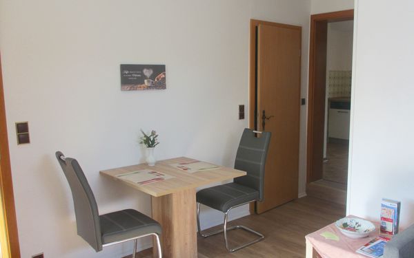 Essecke im Wohnzimmer der Ferienwohnung Meierdierks