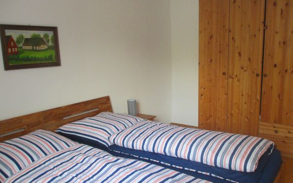 Schlafzimmer mit Gartenzugang der Ferienwohnung Meierdierks