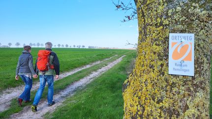 Zwei Wanderer auf dem ORTSWEG Rund um Hemslingen