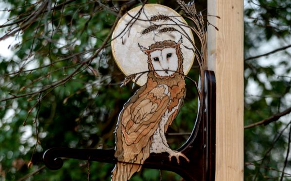 Hinweisschild zur Märchenbackstube in Wilstedt