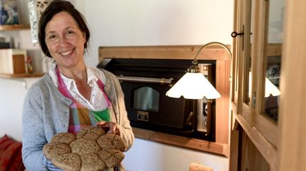 Frau Schürholz mit gebackenem Brot in der Märchenbackstube Wilstedt