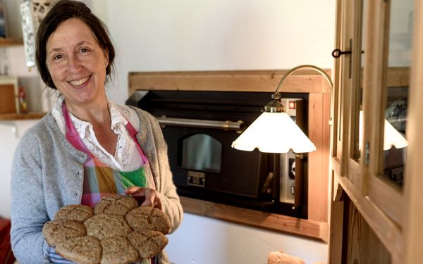 Frau Schürholz mit gebackenem Brot in der Märchenbackstube Wilstedt