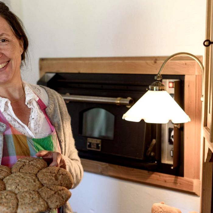 Frau Schürholz mit gebackenem Brot