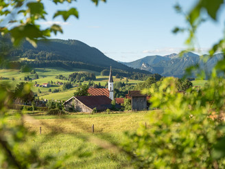 Blick auf Saulgrub im Naturpark Ammergauer Alpen