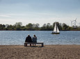 Ein Ehepaar sitzt auf einer Bank am Salzgittersee
